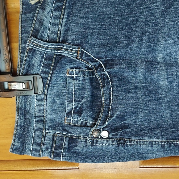 โข Wallflower Stretchy Distressed Cropped Capri Jeans, Medium Blue Wash. Size 20 - Picture 2 of 10